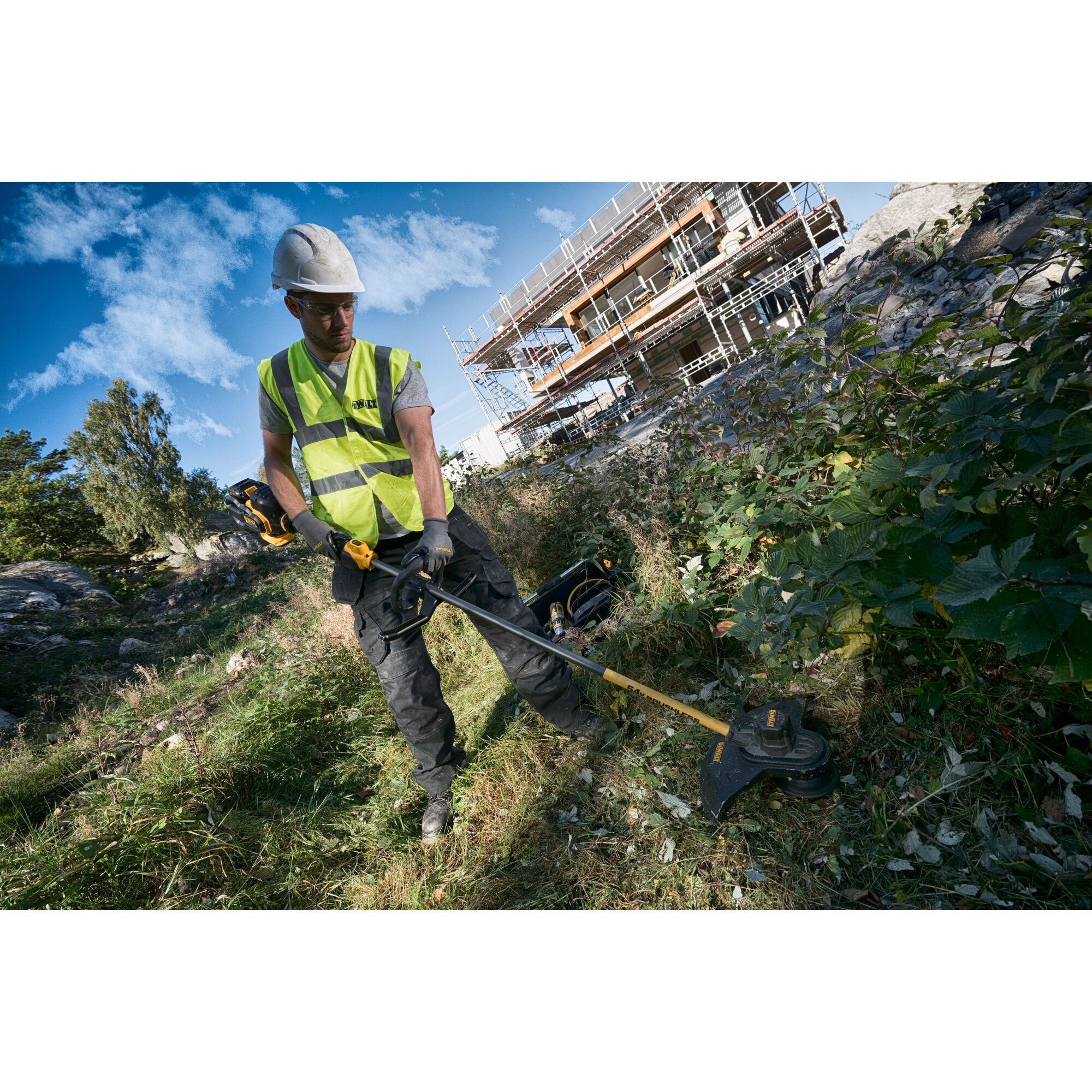 MOTOCOASĂ CU FIR/MAȘINĂ DE TUNS PENTRU TUFIȘURI FLEXVOLT DE 54V